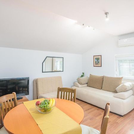 Nice Apartment In Malinska Dubasnica With Kitchen Buitenkant foto