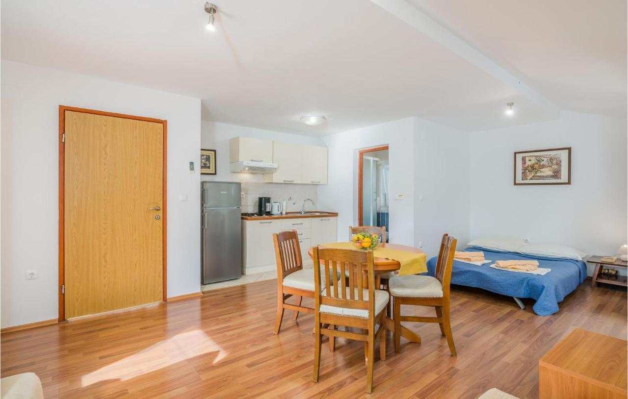 Nice Apartment In Malinska Dubasnica With Kitchen Buitenkant foto