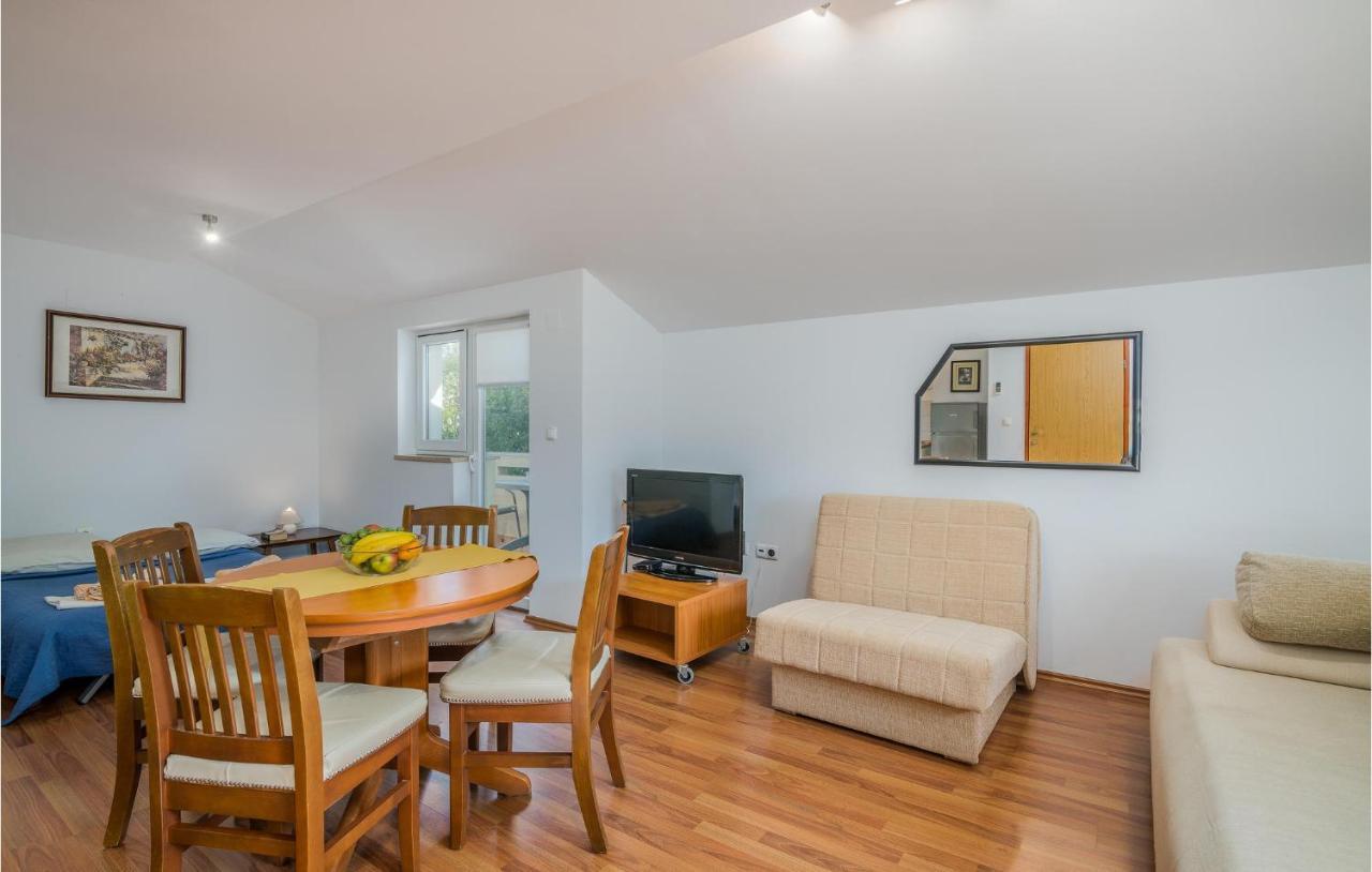 Nice Apartment In Malinska Dubasnica With Kitchen Buitenkant foto