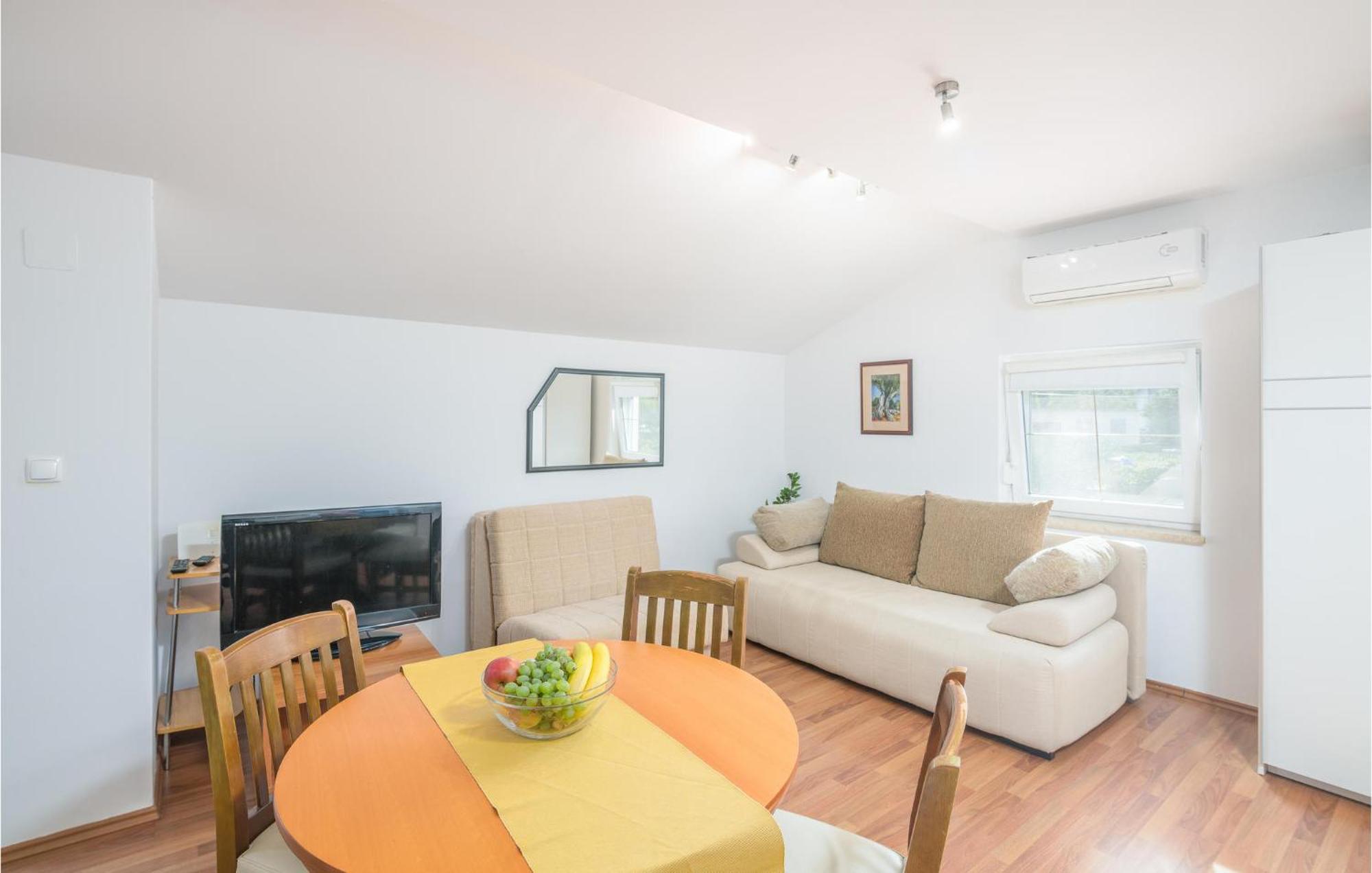 Nice Apartment In Malinska Dubasnica With Kitchen Buitenkant foto